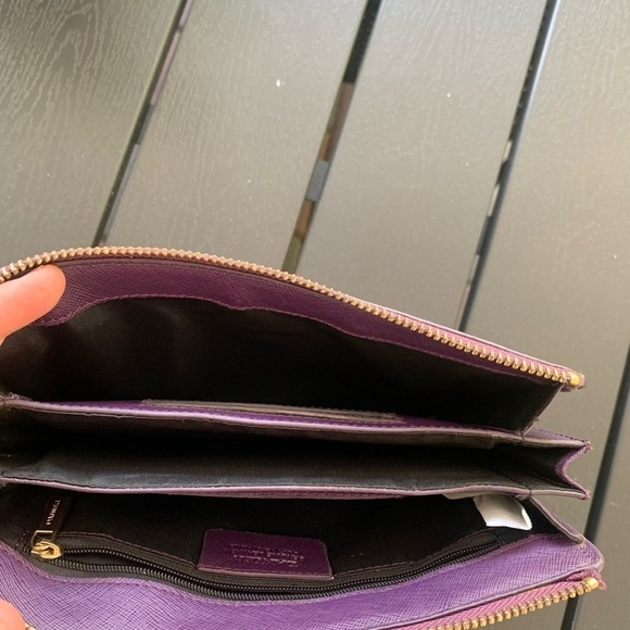 danier leather purple pouchette. Hand strap. Gold zipper. - Picture 5 of 11